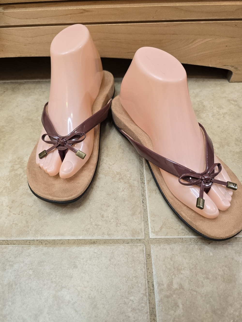 Vionic Bella Toe Post Purple  Flip Flop Sandal In Port Women's Size 7